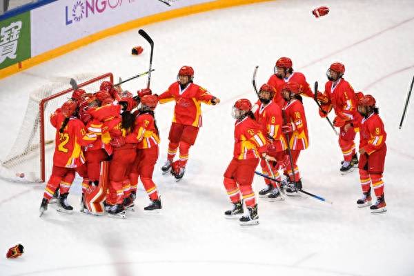 女子冰球世锦赛丨中国队2:1战胜荷兰队 五战全胜夺得冠军插图