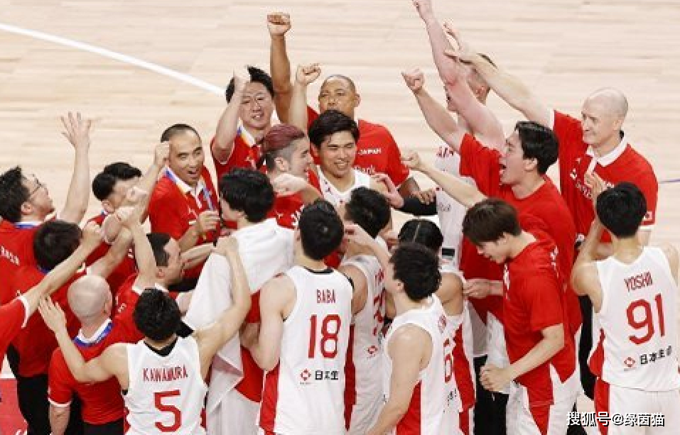（日本男篮崛起）日本男篮凯旋！获球迷热烈欢迎，渡边雄太笑开花，中国队躺枪插图