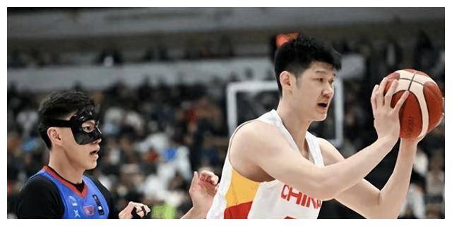 （中国男篮又一巨无霸）中国男篮飒爽登场，重振雄风！赛场绝杀创佳绩。插图