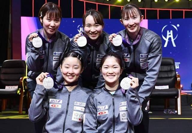 （釜山 世乒赛）展示釜山世乒赛银牌，早田希娜伊藤美诚5人个顶个笑得灿烂插图